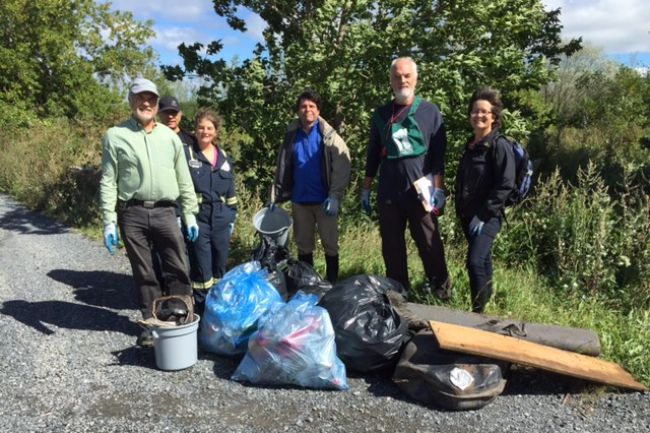 Une vingtaine de bénévoles impliqués dans le nettoyage des berges à Boucherville
