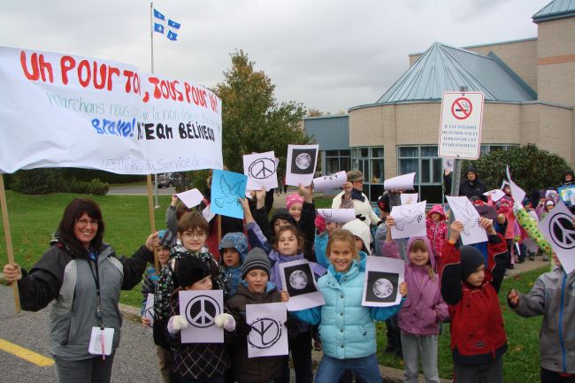 Des jeunes marchent pour la paix et la non-violence à Varennes!