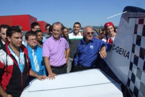 Le commandant Piché teste un biplace construit par des étudiants de l&rsquo;ÉNA