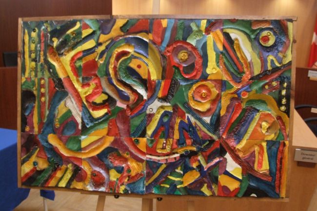 Un groupe d&rsquo;aînés du 4e âge participent à une œuvre d&rsquo;art collective