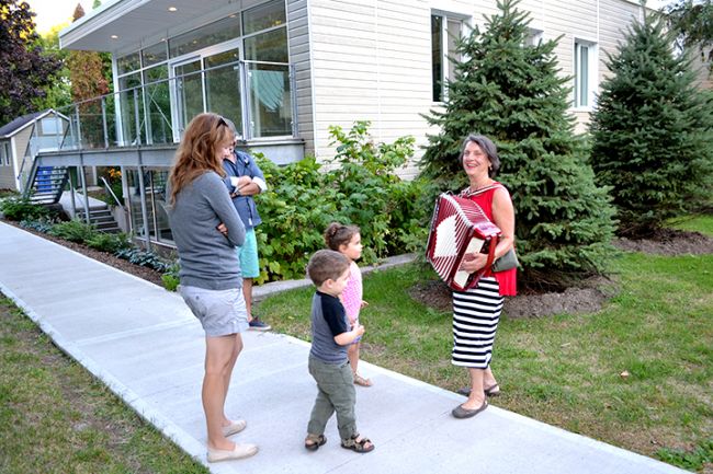 L’accordéon bonheur d’Hélène Lemay dans le Vieux-Boucherville