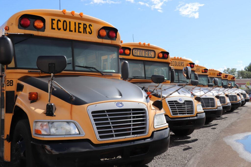 Transport scolaire pour la rentrée: les élèves anglophones pourraient se retrouver… à pied