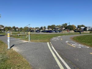 Nouvelles barrières de sécurité sur le sentier pédestre du parc de la Commune de Varennes
