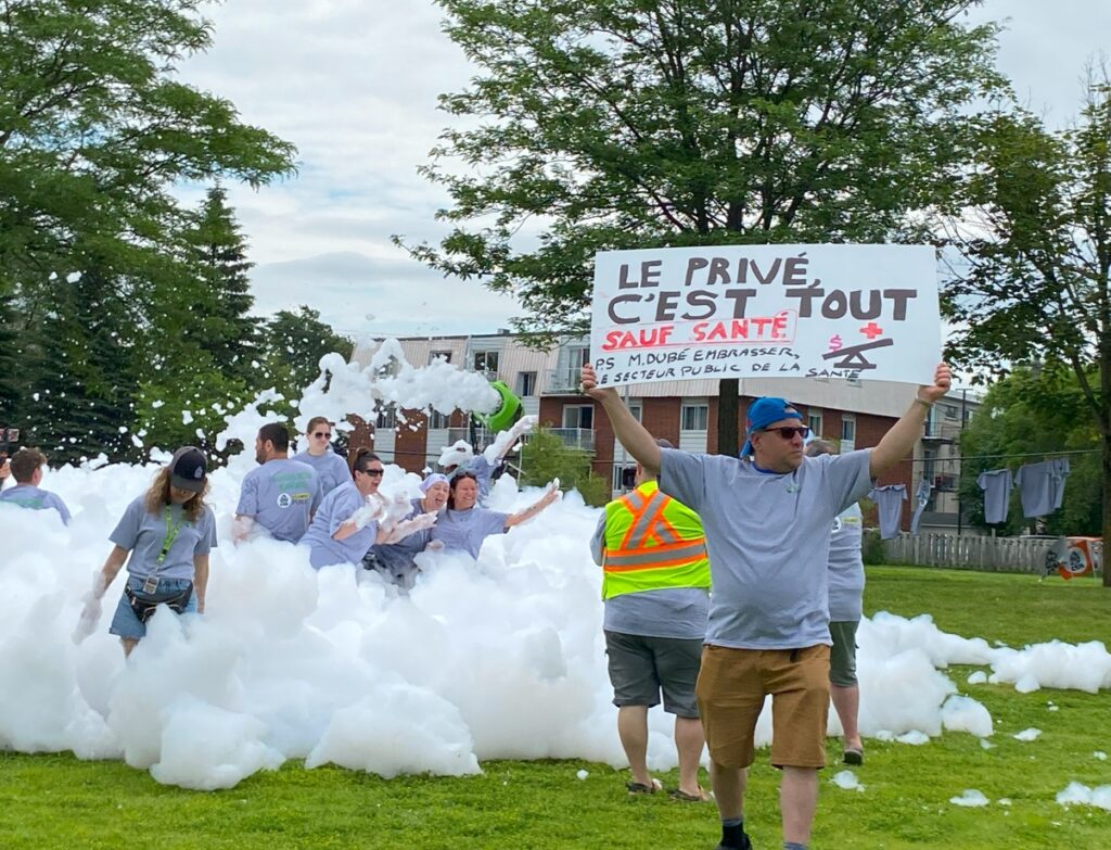Hôpital Pierre-Boucher : Un joyeux bain de mousse pour dénoncer la fermeture annoncée de la buanderie