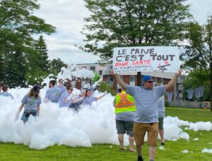 Hôpital Pierre-Boucher : Un joyeux bain de mousse pour dénoncer la fermeture annoncée de la buanderie