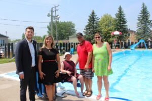 Une chaise pour personnes à mobilité éduite à la piscine municipale de Contrecoeur