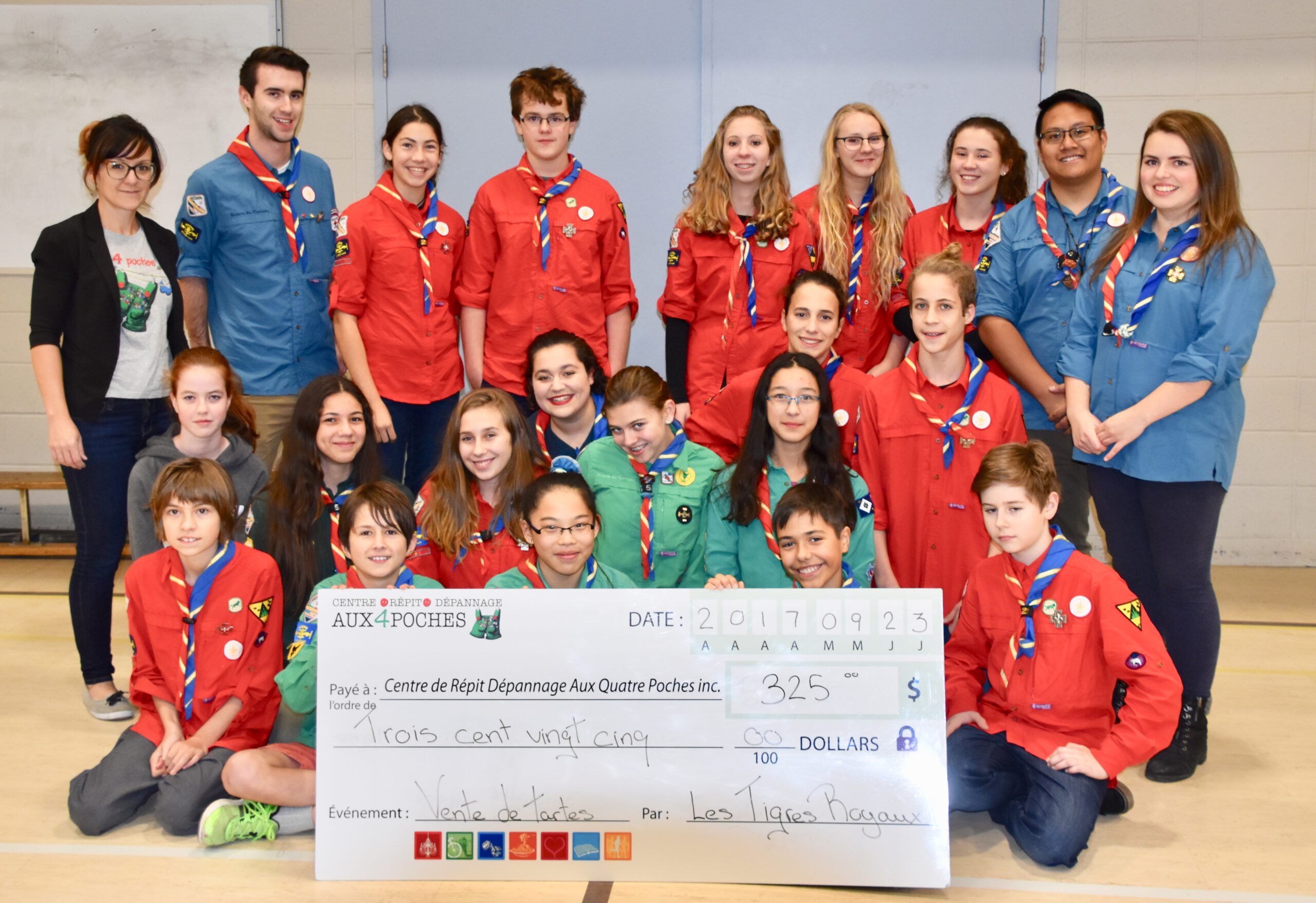 Les scouts de Boucherville remettent les recettes d’une activité au centre Aux Quatre Poches