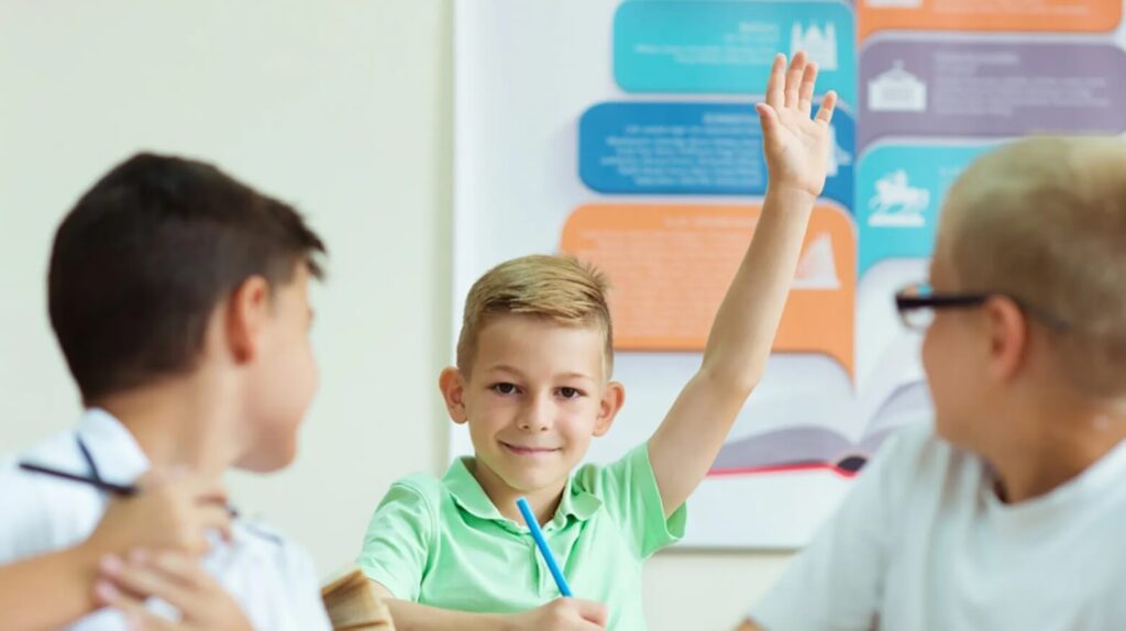 Le port du masque ne sera plus requis en classe pour les élèves