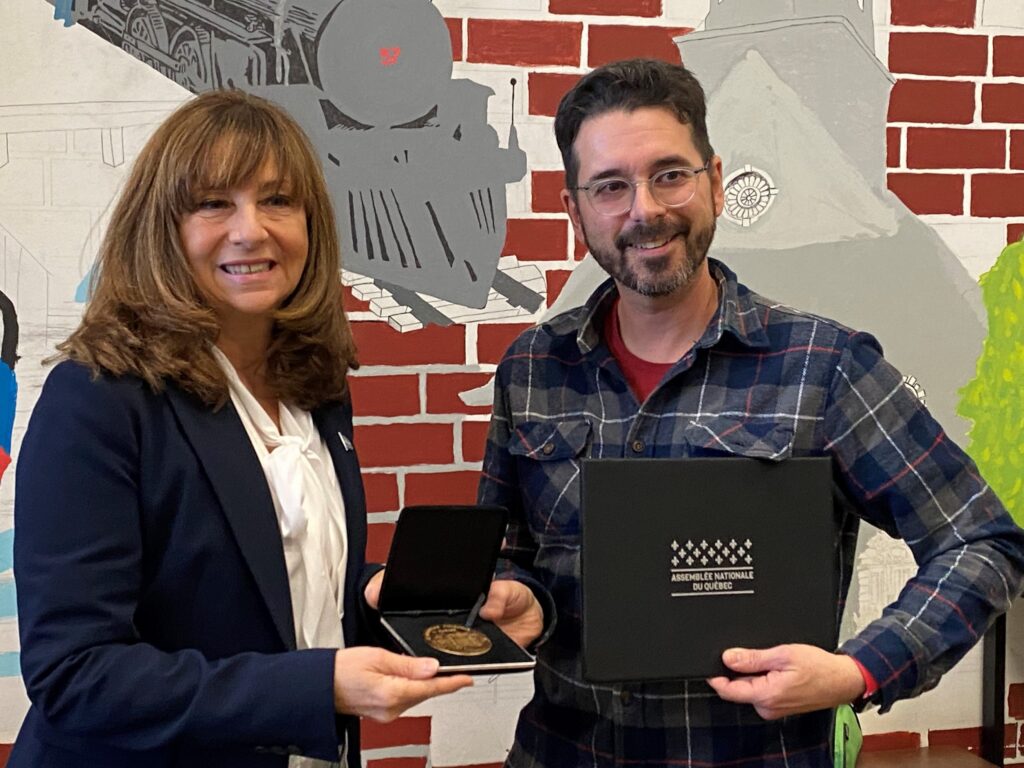 François Desmarais reçoit la médaille de l’Assemblée nationale