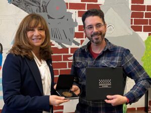 François Desmarais reçoit la médaille de l’Assemblée nationale