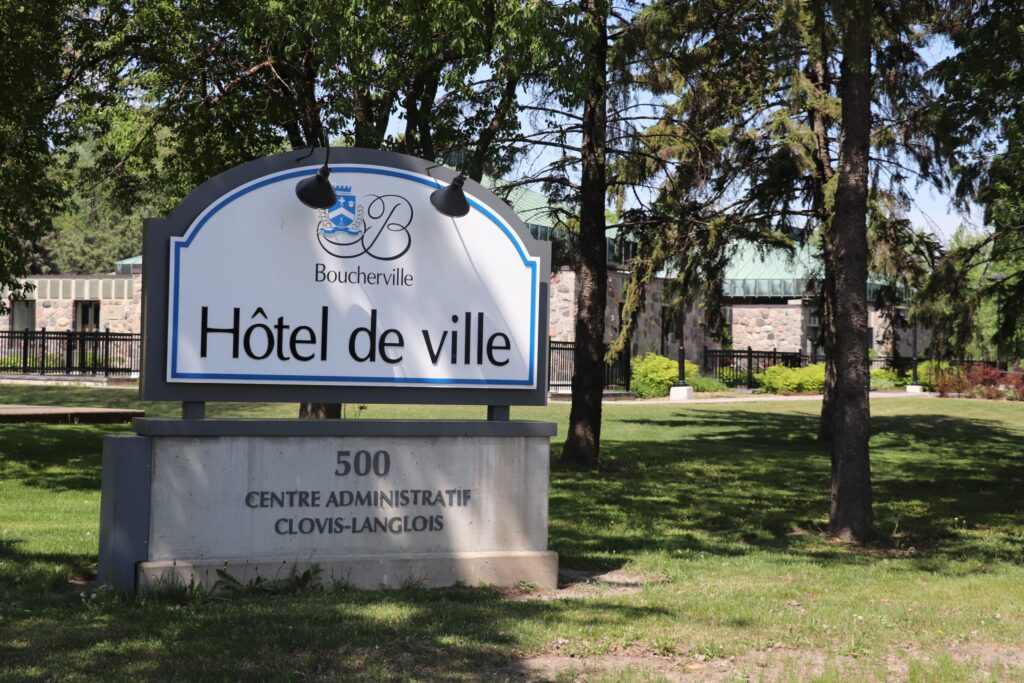 Priorité aux services en ligne : Boucherville rouvre son hôtel de ville