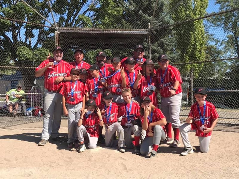 L’équipe masculine moustique B de Varennes: troisièmes sur près de 350 équipes au Québec!