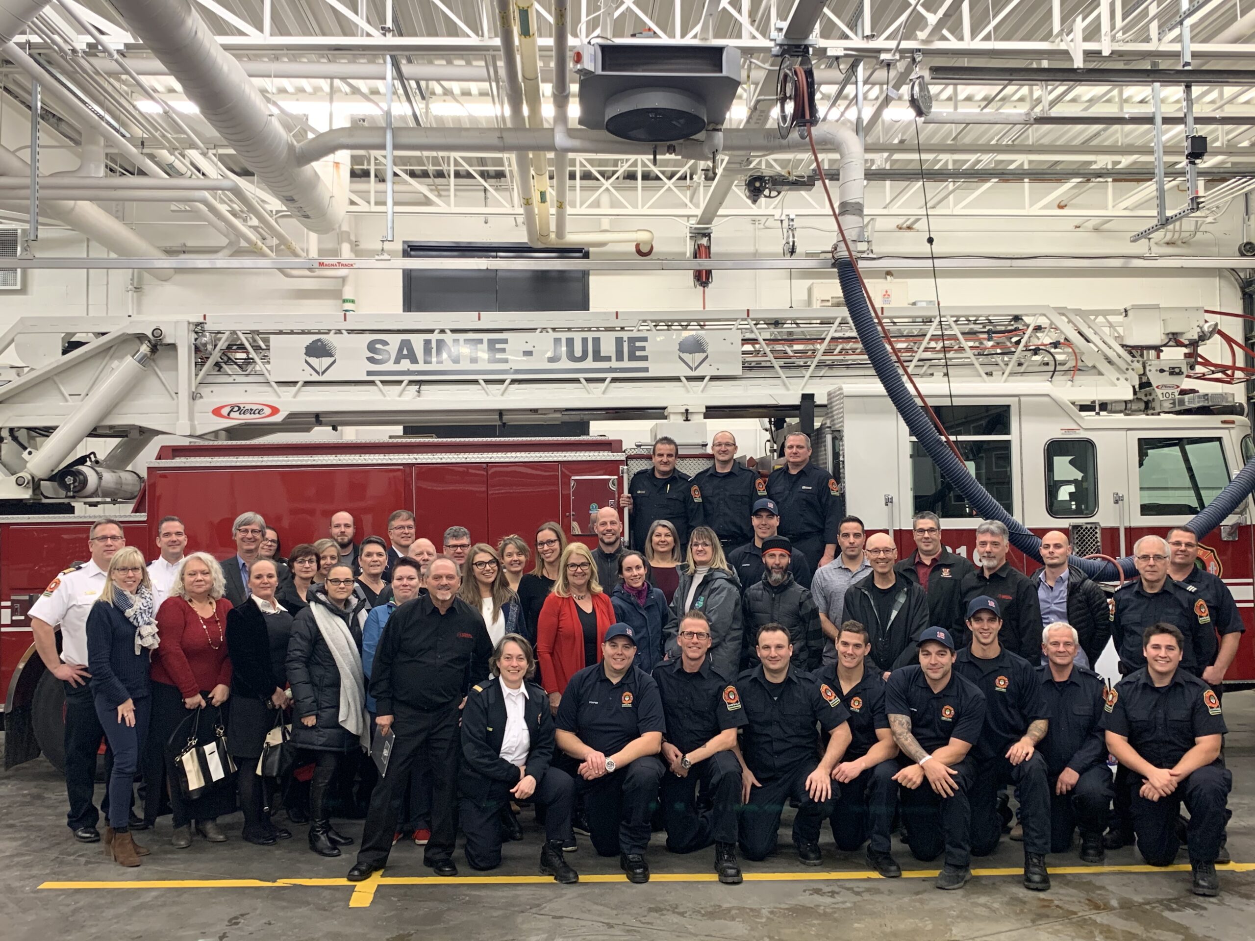Les pompiers de Sainte-Julie remettent 8 600 $ à des organismes à la suite de leur tournoi de ballon-chasseur