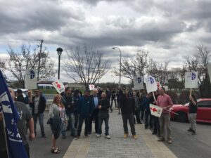 Des syndiqués de Mométal de Varennes manifestent devant l’hôtel de ville de Longueuil