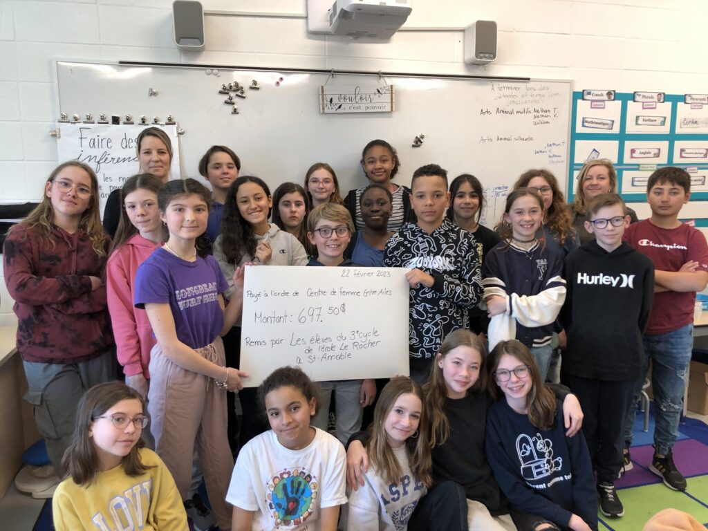 Des élèves présentent une pièce de théâtre au profit du Centre de femmes de Sainte-Julie