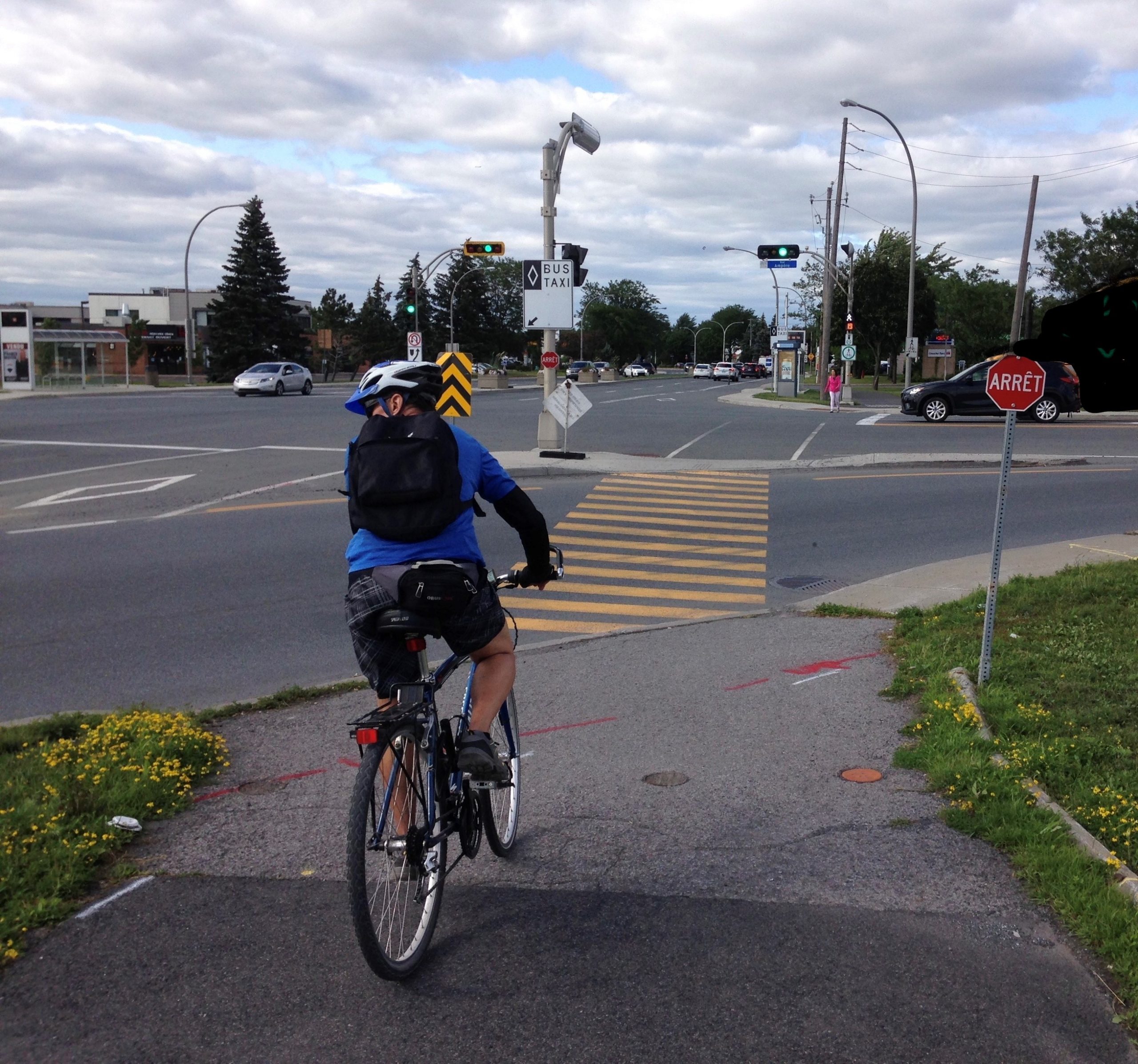Un feu de circulation pour piétons et cyclistes éclamé à l’intersection de Mortagne et Ampère