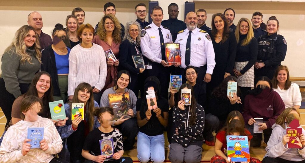 Les policiers offrent plus de 700 livres au Centre Jeunesse de la Montéégie