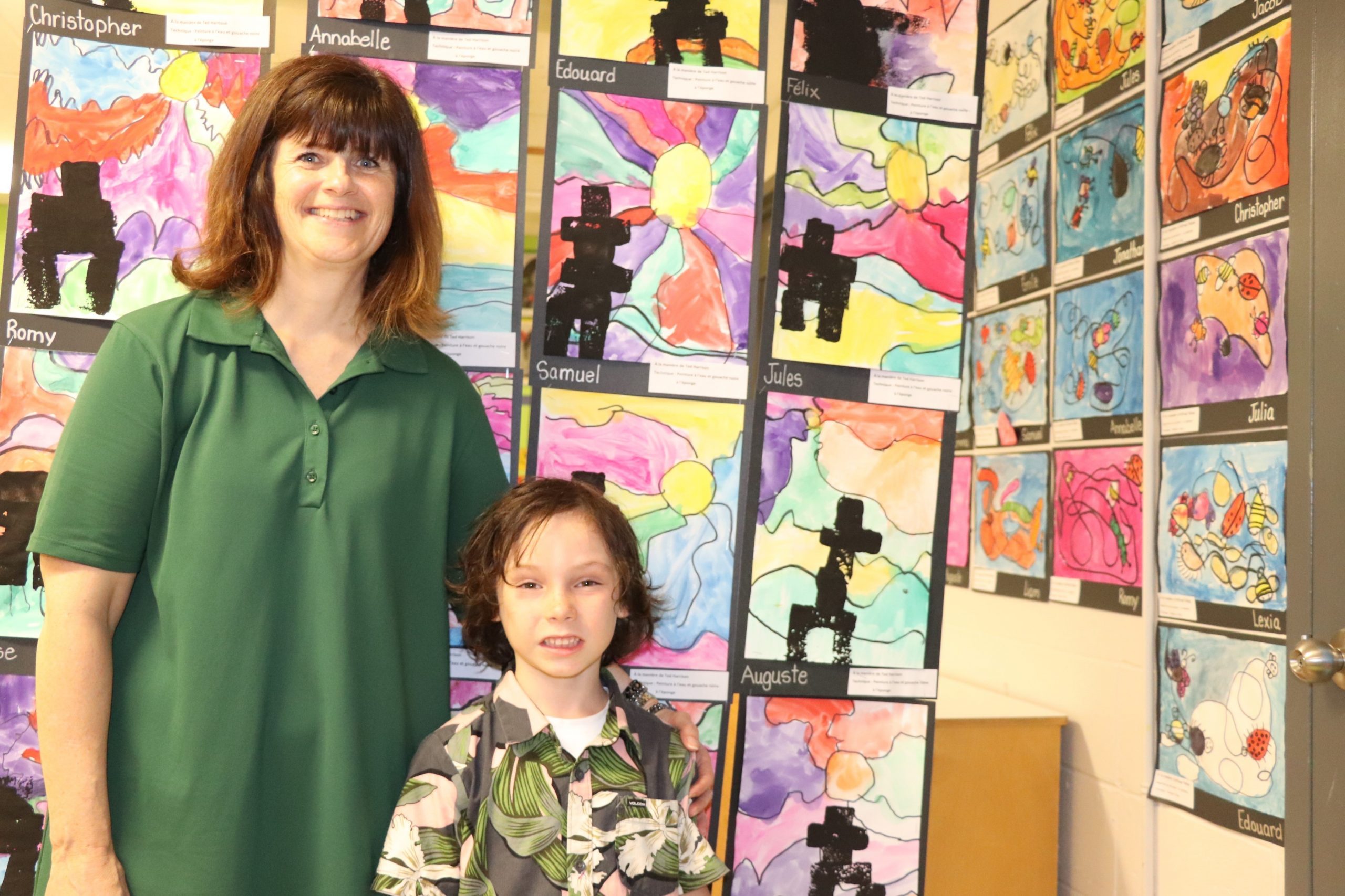 Les élèves de la maternelle peignent à la manière des grands artistes