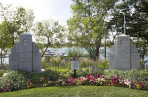 Les monuments Pierre Boucher et Jeanne Crevier pourraient être déménagés au parc de la Mairie