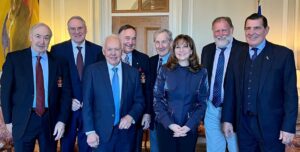 Nathalie Roy accueille des joueurs de l’équipe Hockey Canada de 1972 à l’Assemblée nationale