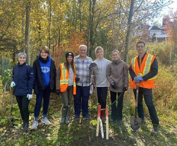 Deux organismes plantent plus de 300 nouveaux arbres à Longueuil