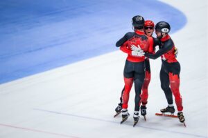 Une médaille d’or au relais 5 000 m pour Charles Hamelin aux Pays-Bas