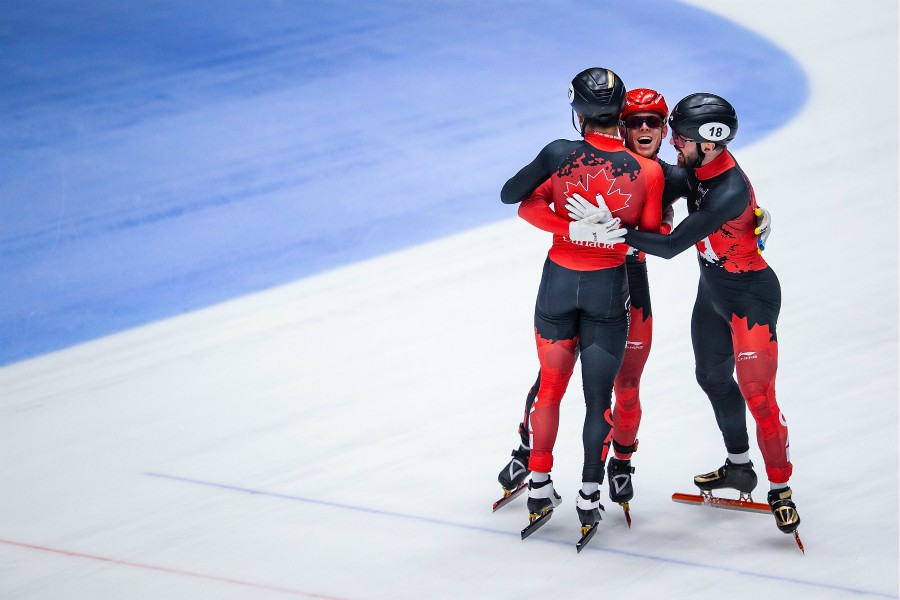 Une médaille d’or au relais 5 000 m pour Charles Hamelin aux Pays-Bas