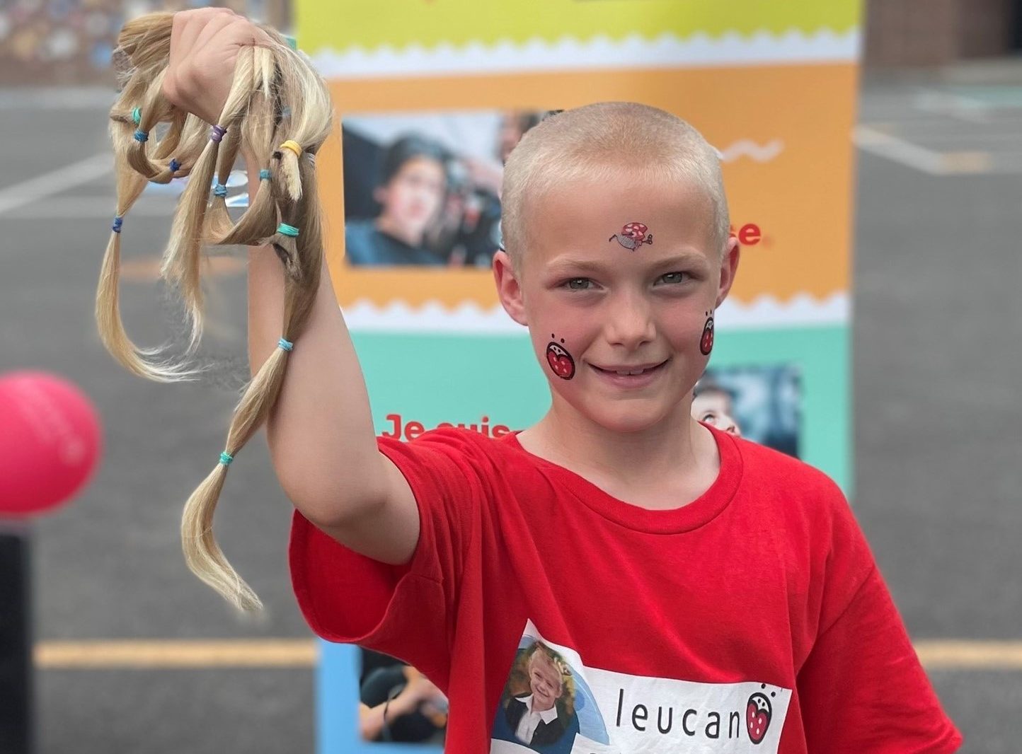 Pour les enfants atteints d&rsquo;un cancer : une fillette se fait raser sa belle chevelure blonde