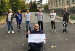 Des élèves de Paul-VI et leur enseignant amassent plus de 20 000 $ en rasant leur coco