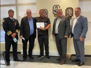 Le conseil de Saint-Amable souligne la bravoure d’un pompier