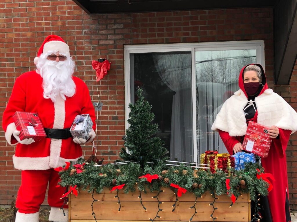 Tournée de père et mère Noël dans les ésidences de personnes âgées à Saint-Amable