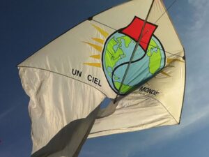Faire voler un cerf-volant pour promouvoir la paix mondiale et la protection de l’environnement