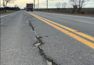 Fissures et nids-de-poule ajoutent à l’exaspération des citoyens de la Butte-aux-Renards