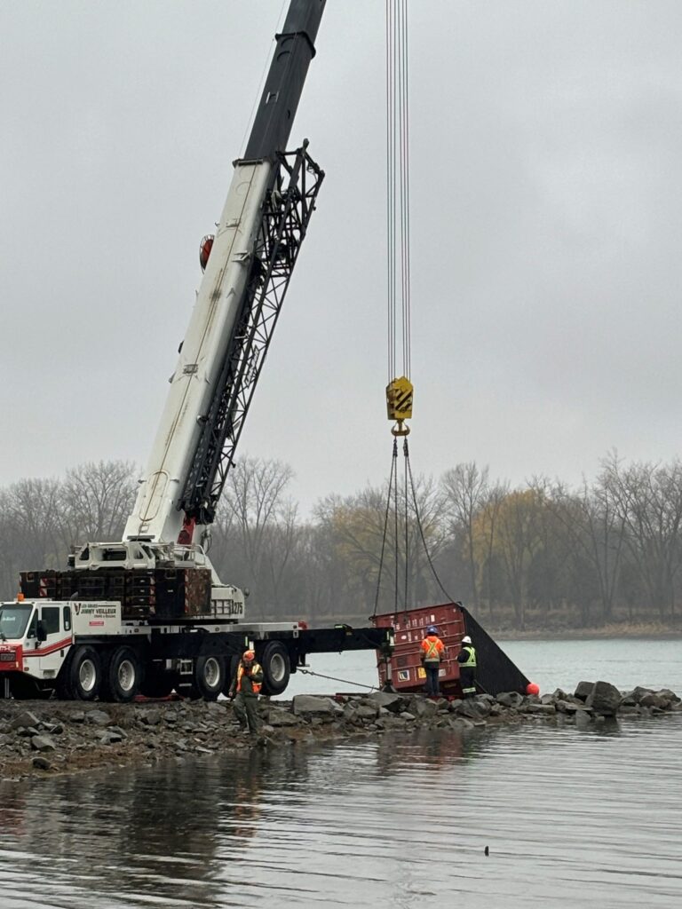 Spectaculaire opération de remorquage du conteneur échoué sur le fleuve