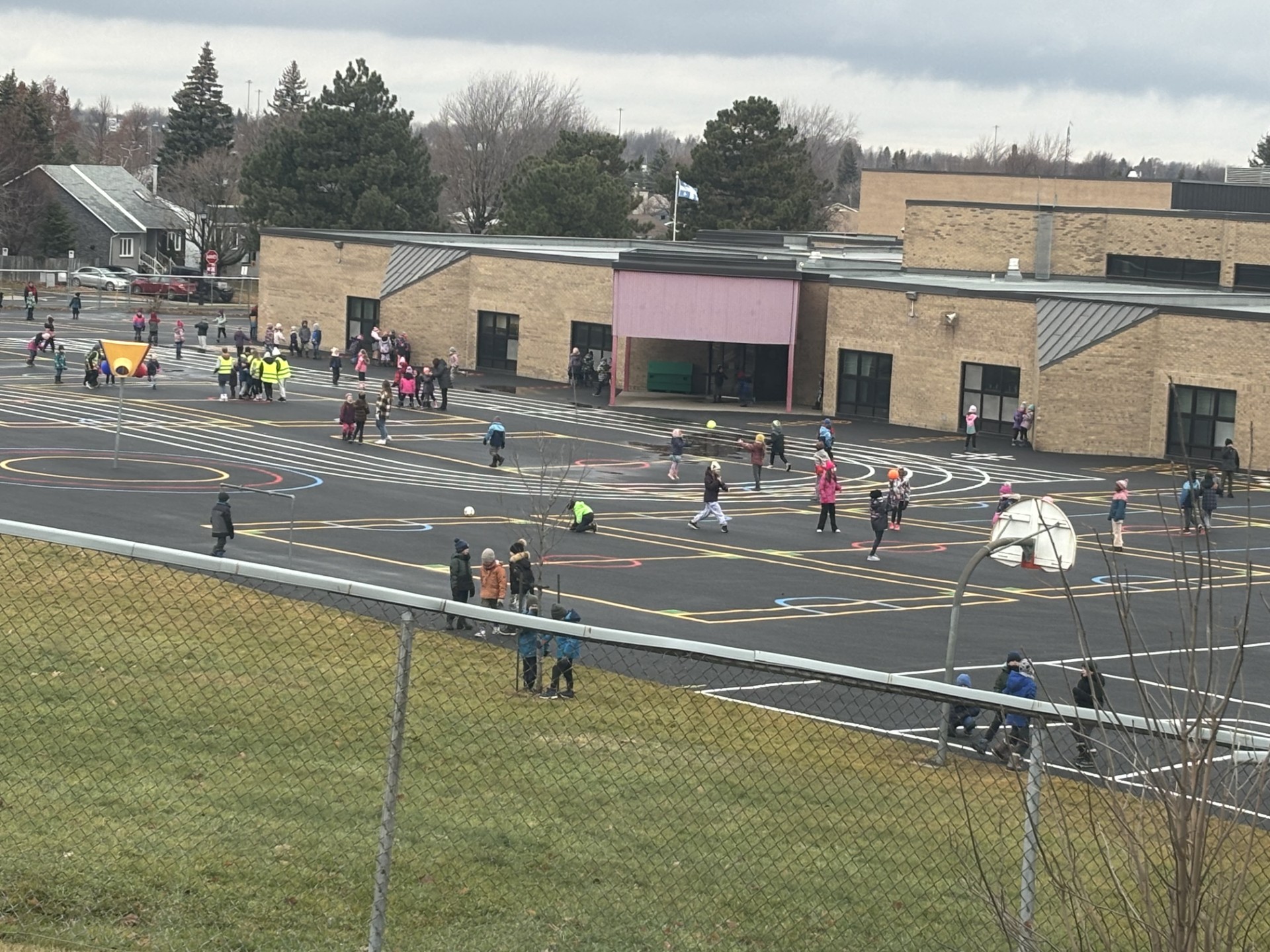 Près de 300 000$ pour la rénovation de 3 cours d’écoles à Sainte-Julie et Varennes