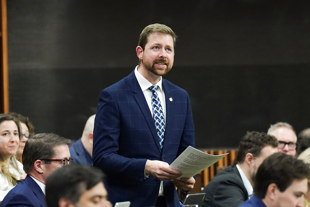 Le député Barsalou-Duval dénonce la fin abrupte du programme fédéral pour les véhicules électriques