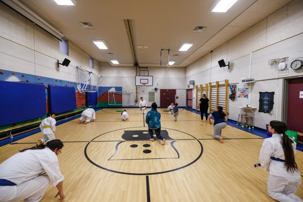 Une école de karaté dans une communauté vulnérable lutte pour sa survie