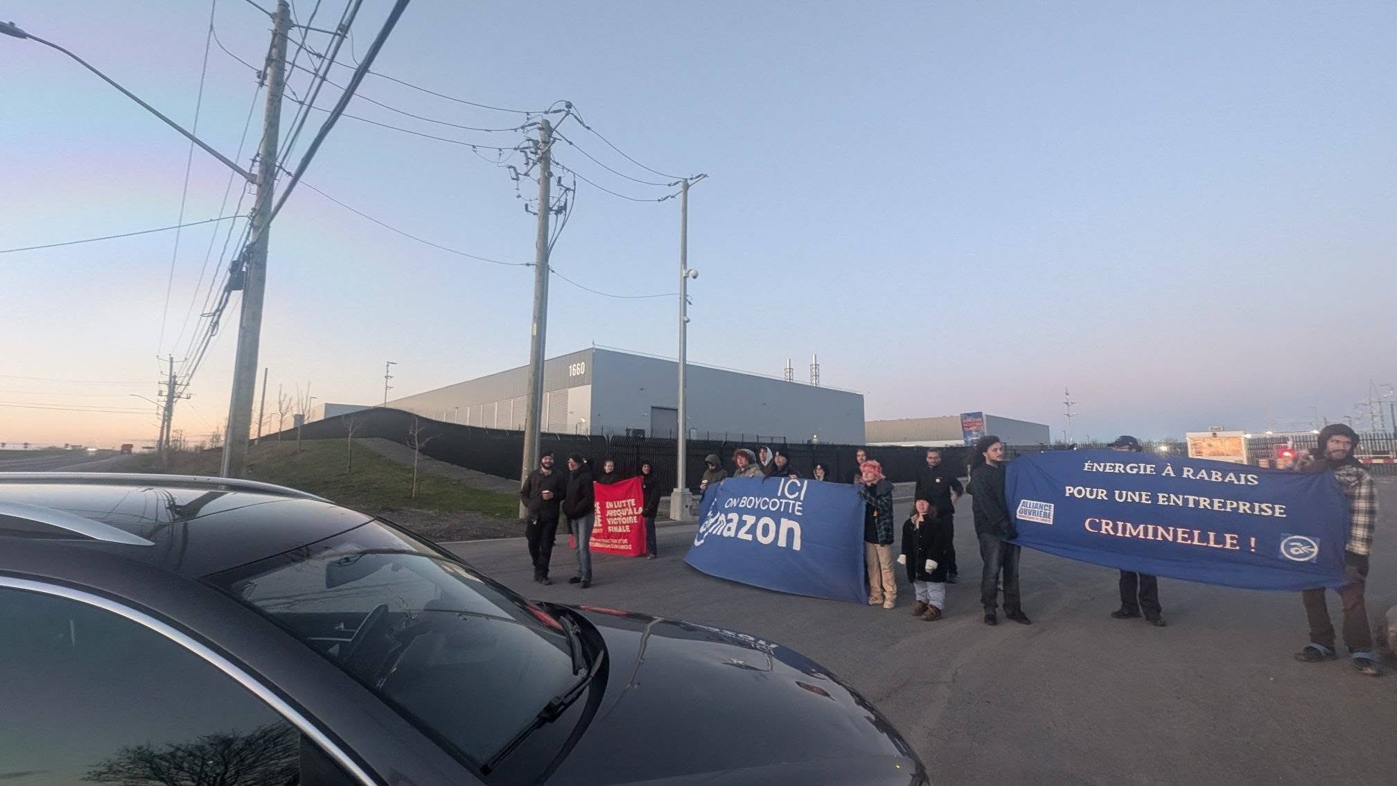 Varennes: l’entrée d’Amazon bloquée par Alliance Ouvrière