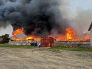 Un violent incendie ravage un centre équestre à Sainte-Julie
