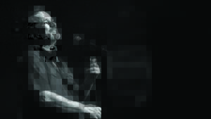 Y va y avoir du monde à messe ! Paul Piché devant l’église Sainte-Famille