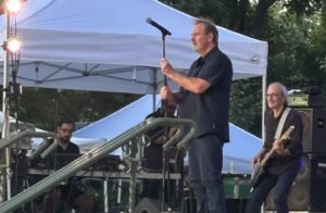 Paul Piché enflamme Boucherville : foule monstre à la Place de l’église