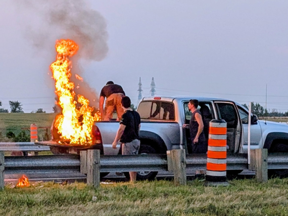 Des bons samaritains éteignent une camionnette en feu sur l’A-20 à Sainte-Julie