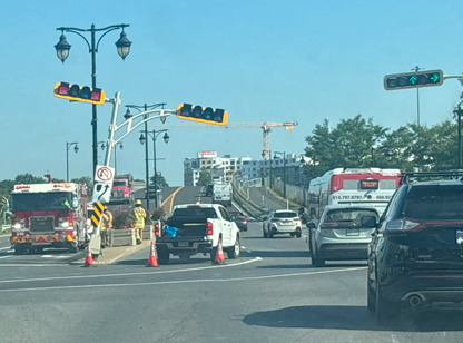 Un poids lourd endommage un feu de circulation à Sainte-Julie