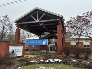 La Maison Source Bleue tire la sonnette d’alarme : écart salarial de 12 % avec le réseau public