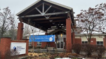 La Maison Source Bleue tire la sonnette d’alarme : écart salarial de 12 % avec le réseau public