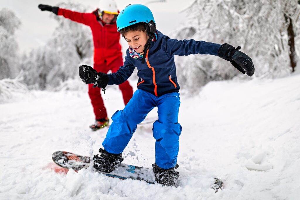 garçon en planche à neige