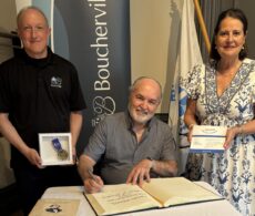 Deux grands donneurs de sang honorés par la Ville de Boucherville