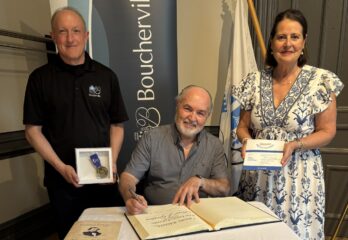 Deux grands donneurs de sang honorés par la Ville de Boucherville