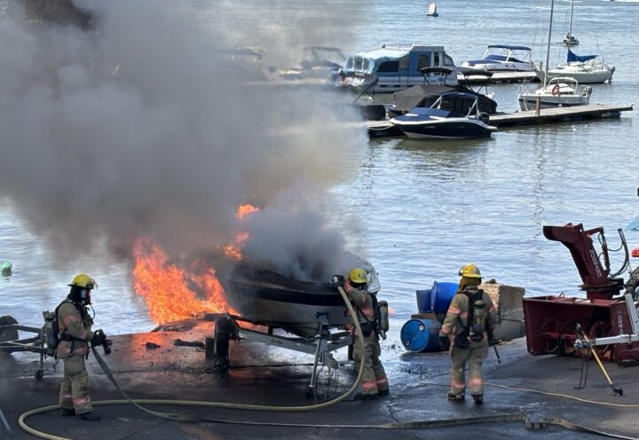 Un bateau prend feu à Boucherville