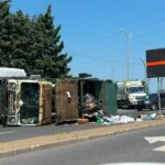 Un camion à ordures se renverse sur le boulevard de Mortagne